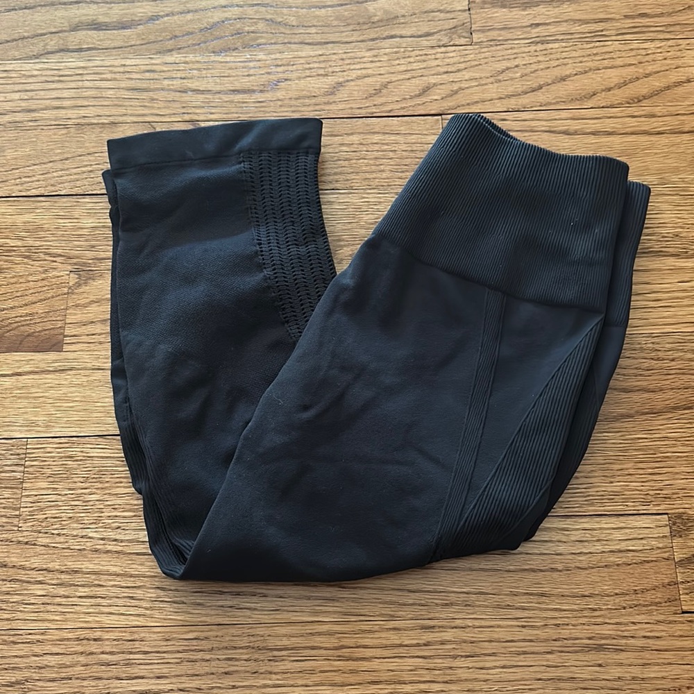 Lululemon Size 6 Black Seamless Cropped Leggings